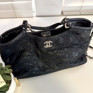 💗Chanel Small Sea Hit Tote💗
Gorgeous Black Iridescent with silver hardware